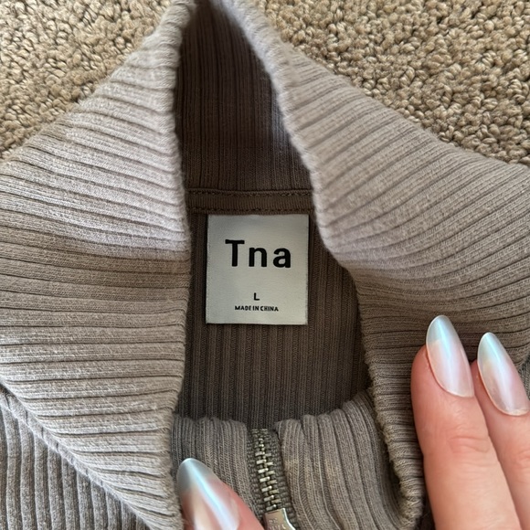 Aritzia cropped zipper long sleeve - Picture 3 of 4